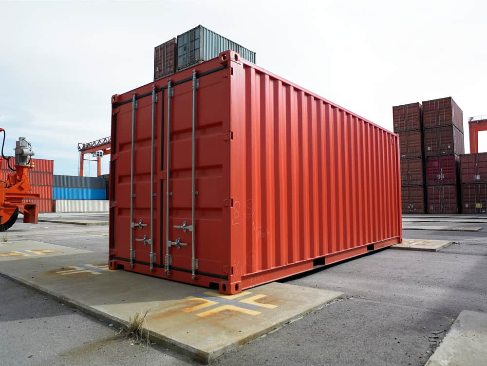 Б у контейнеры 10 футов. Грузовой контейнер. Soc контейнер. Shipping Container. Песок груз в контейнерах.